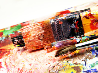 Obraz premium Beautiful vivid art palette and mix of paintbrushes