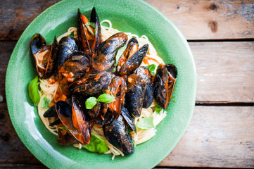 Pasta with mussels with basil