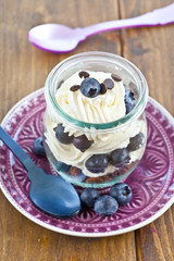 Dessert in Schichten mit Blaubeeren