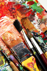 Obraz premium Beautiful vivid art palette and mix of paintbrushes