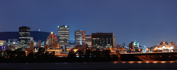 Fototapeta premium Montreal over river at dusk
