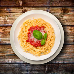 spaghetti pomodoro e basilico su legno