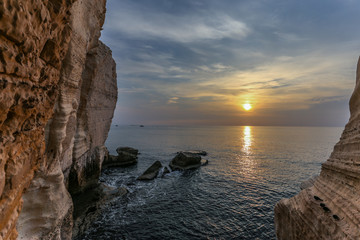 Sonnenuntergang mit Felsen und Meer