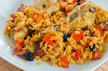 Oven chicken with rice, vegetables and black olives