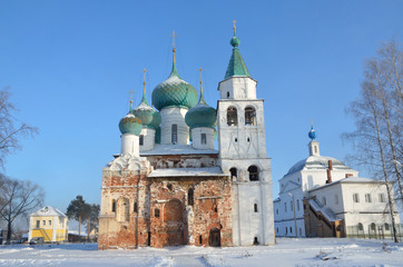 Fototapeta na wymiar Богоявленский Аврамиев женский монастырь в Ростове зимой