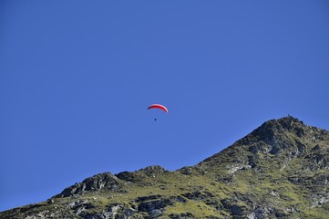 Fototapeta na wymiar Paralotnia w europejskich Alp
