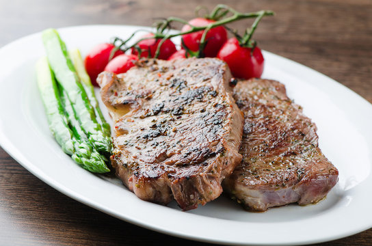 Grilled steak and asparagus