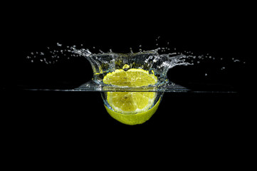 Fototapeta na wymiar Splashing Lemon