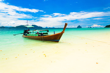 Fototapeta na wymiar Kradan Island, an island in the Andaman Sea, Thailand