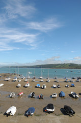 Obraz premium Boats moored in harbour town of New Quay on Cardigan coast