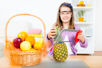 Obraz premium Little girl with saw and pineapple