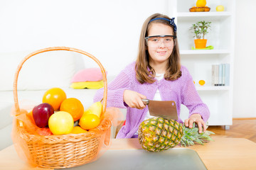 Obraz premium Little girl with meat chopper and pineapple