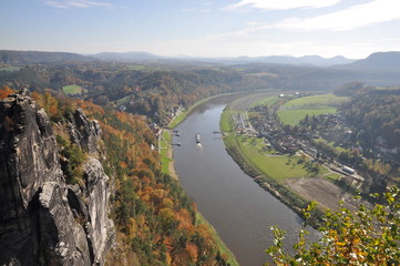 Fototapeta na wymiar Blick von der Bastei zur Elbe