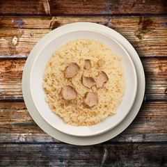 risotto al tartufo bianco su fondo legno