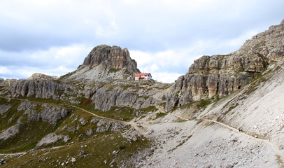 Fototapeta na wymiar Dreizinnenhütte i Toblinger węzłów - Dolomity