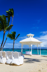 Romantic Wedding Table on Sandy Tropical Caribbean Beach - obrazy, fototapety, plakaty
