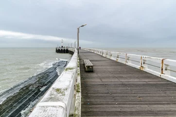 Photo sur Plexiglas Jetée Wooden pier entrance of North Sea port in Nieuwpoort