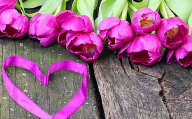 Tulpen und Herz zum Valentinstag
