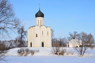 Fototapeta na wymiar Владимир, древняя церковь Покрова на Нерли