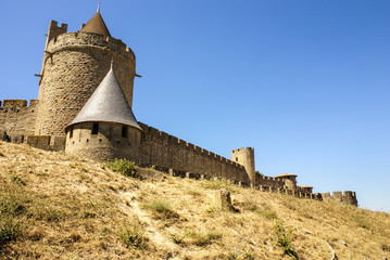 Fototapeta na wymiar Ściany zewnętrzne z Porte Narbonnaise w Carcassonne we Francji