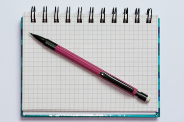 Crayon et feuille de carnet blanche