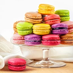 Gordijnen Franse kleurrijke macarons in een glazen taartplateau © Nataliya Hora