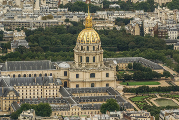 Fototapeta na wymiar Widok z lotu ptaka architektury Paryża z wieży Eiffla.