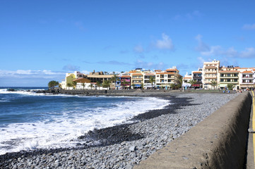 Fototapeta na wymiar Kieselstrand vor La Playa Valle Gran Rey im auf Gomera