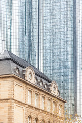 Altbau und Hochhaus in Frankfurt