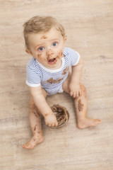 Kleiner Bub isst Schokoladencreme