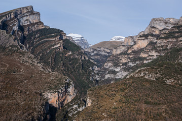 Fototapeta na wymiar szczyty w dolinie Anisclo, Park Narodowy Ordesa, Pireneje, Hue