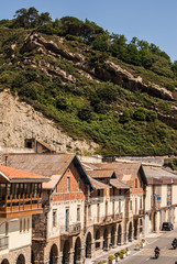 Fototapeta na wymiar widok starej ulicy i budynków Getaria, Hiszpania, Europa