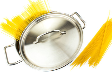 Edelstahlkochtopf mit Spaghetti