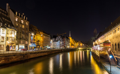 Fototapeta na wymiar Chora rzeka w Strasburgu - Alzacja, Francja