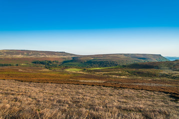 Fototapeta na wymiar Widok na wzgórza i pola wrzosu w Peak District
