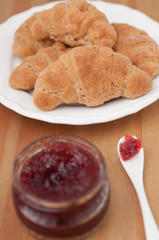Vollkorn Croissants mit Marmelade zum Frühstück