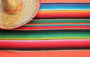 Zelfklevend Fotobehang cinco de mayo Mexicaanse poncho sombrero poncho met sombrero achtergrond mexico fiesta kopieer ruimte patroon strepen kopieer ruimte serape deken stock foto, stock fotografie, afbeelding, foto, © cheekylorns