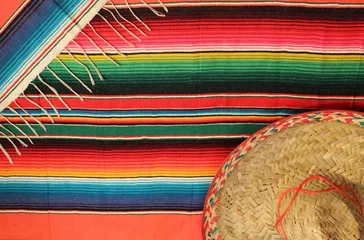 Poster cinco de mayo Mexicaanse poncho sombrero poncho met sombrero achtergrond deken mexico fiesta kopieer ruimte patroon strepen kopieer ruimte serape tapijt strepen stock foto, stock fotografie, afbeelding, foto, © cheekylorns