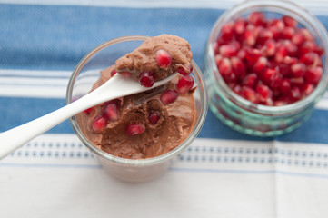 Mousse au chocolate mit Beeren