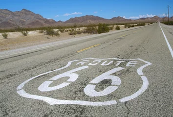 Cercles muraux Route 66 longue route avec un panneau de la Route 66 peint dessus