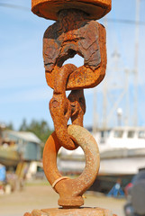 Naklejka premium Rusted chain of fishing gear from a boat in Charleston OR