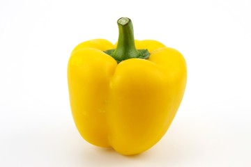 poivron jaune sur fond blanc
