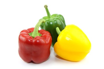 trio de poivrons rouge, jaune et vert sur fond blanc