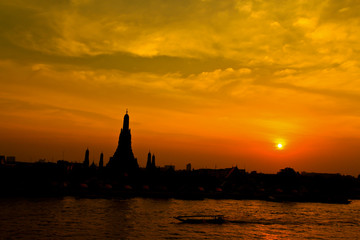 Naklejka premium Wat Arun in the sunset, Bangkok of Thailand
