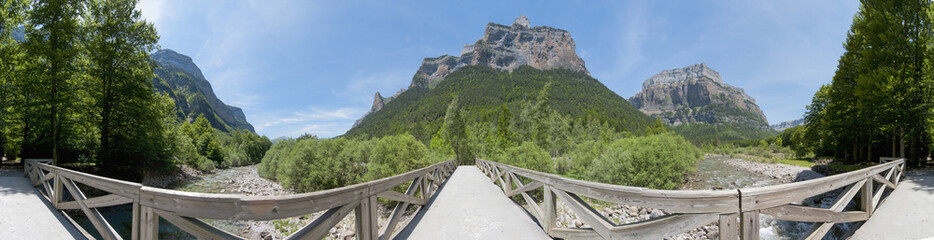 Fototapeta na wymiar Ordesa y Monte Perdido National Park, Hiszpania