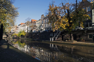 Fototapeta na wymiar Houses on the old canal in Utrecht.
