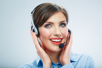 Fototapeta premium Portret z bliska. Kobieta operatora centrum telefonicznego. Kobieta biznesu w