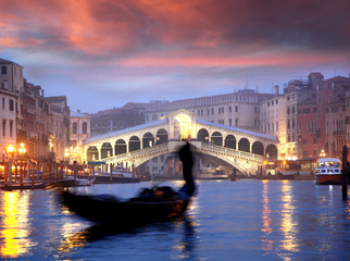 Fototapeta na wymiar Wenecja z gondoli z mostu Rialto we Włoszech