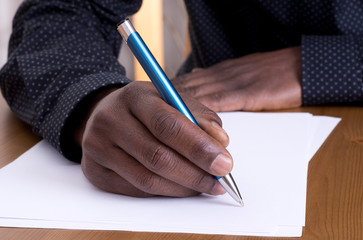 Obraz premium Man writing with a pen
