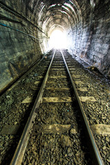 Fototapeta na wymiar Światło na końcu tunelu kolejowy